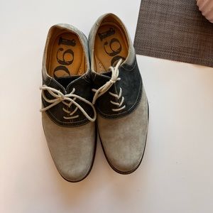 ~Men’s 1901’s leather shoes~
Size 9 Vintage -Minor scuffs*